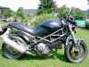 Prodám motocykl zn.Ducati Monster S 4,rok výroby 2001,916ccm,barva černá,nová baterie,spojka,nové rozvodové řemeny,přepákování ryzoma,carbonové doplňky,pravidelný servis u dealera Ducati,k motocyklu 2xklíče a kódovací karta.Dohoda jistá.